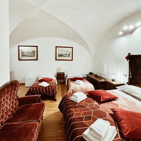 Residenza Tritone Luxury Guest House Trevi Fountain Рим Екстер'єр фото
