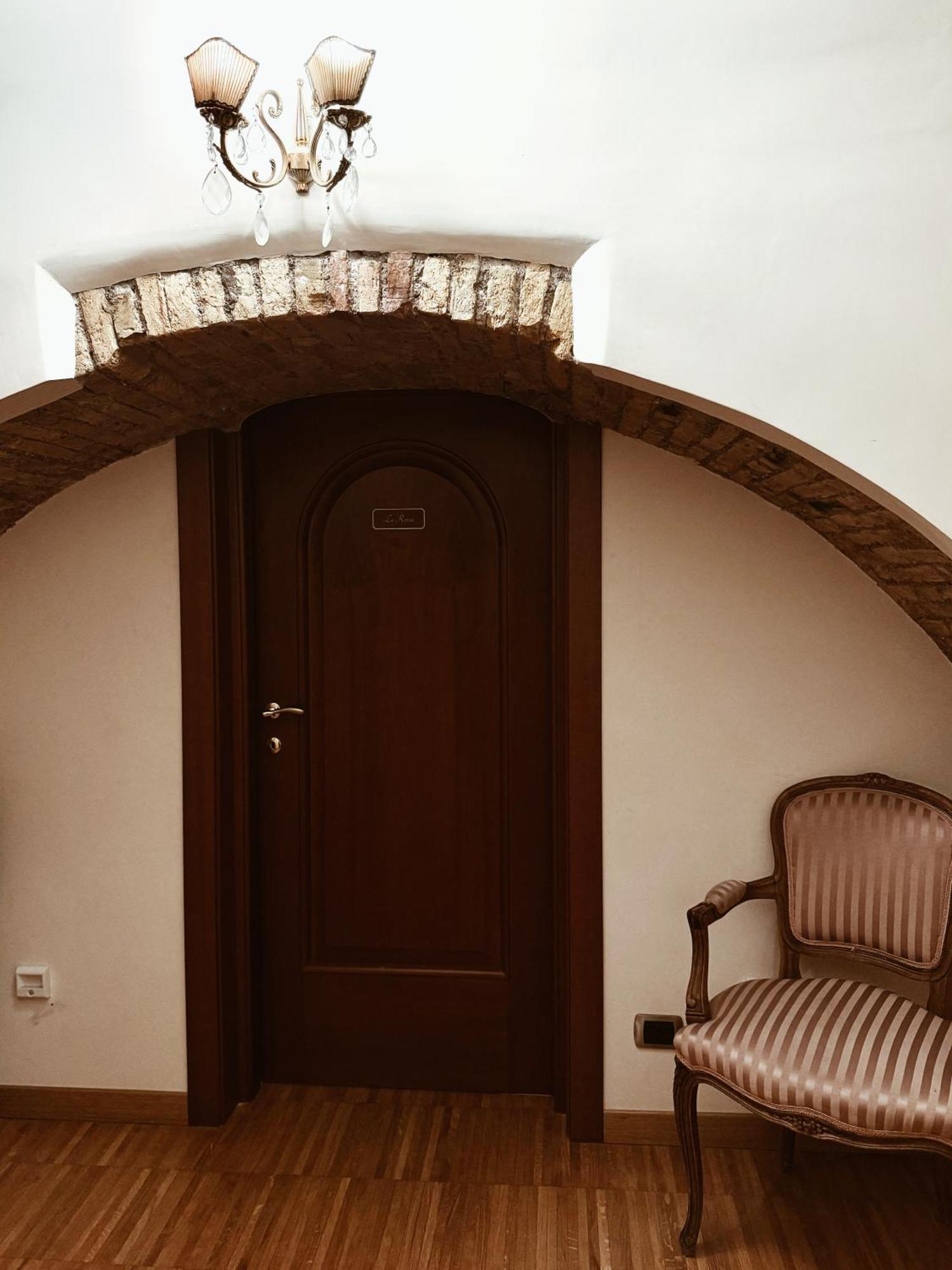 Residenza Tritone Luxury Guest House Trevi Fountain Рим Екстер'єр фото