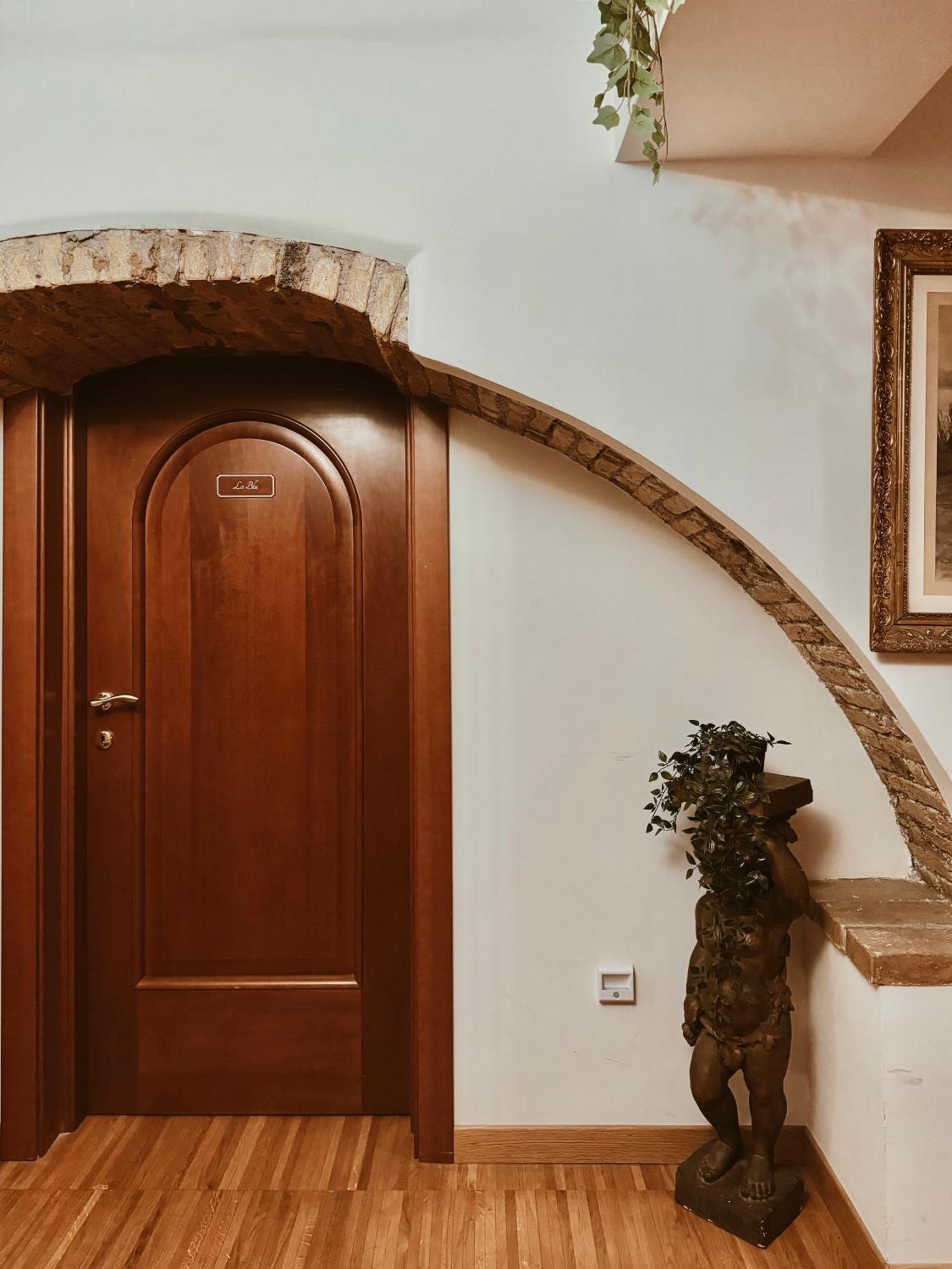 Residenza Tritone Luxury Guest House Trevi Fountain Рим Екстер'єр фото