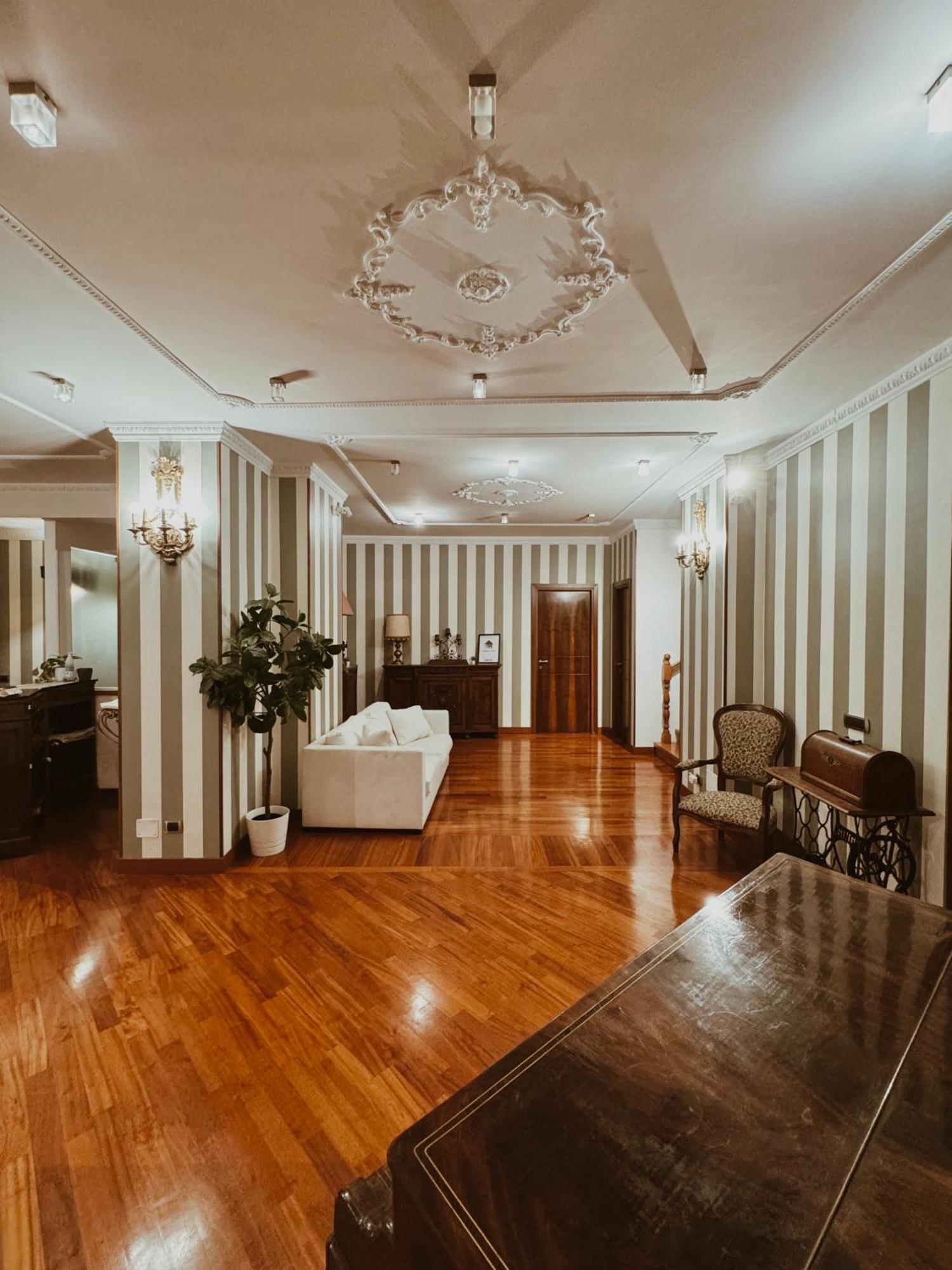 Residenza Tritone Luxury Guest House Trevi Fountain Рим Екстер'єр фото