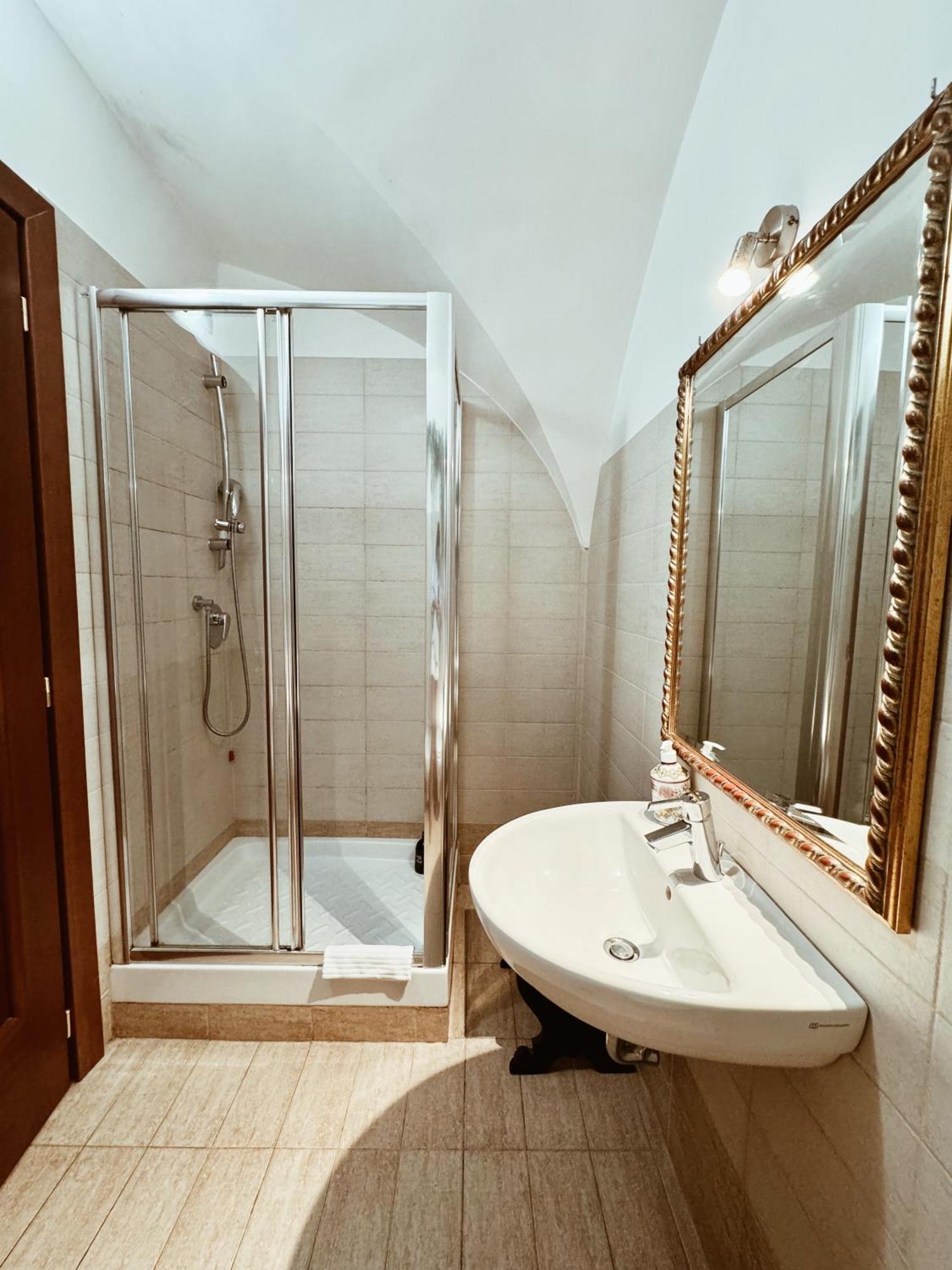 Residenza Tritone Luxury Guest House Trevi Fountain Рим Екстер'єр фото