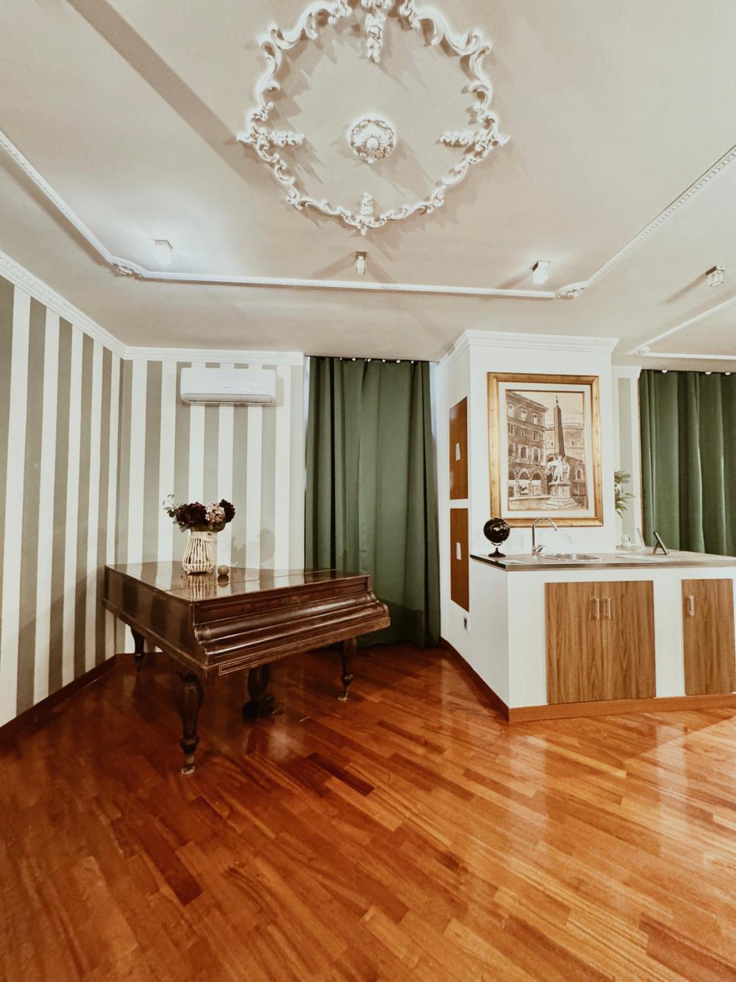 Residenza Tritone Luxury Guest House Trevi Fountain Рим Екстер'єр фото