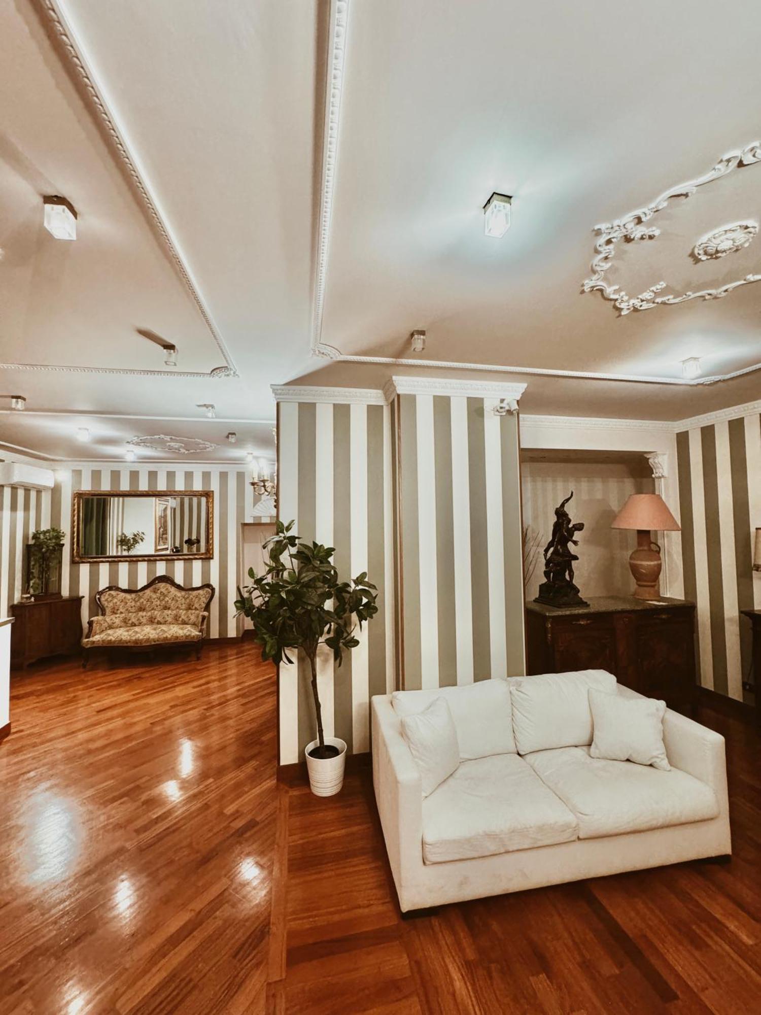 Residenza Tritone Luxury Guest House Trevi Fountain Рим Екстер'єр фото