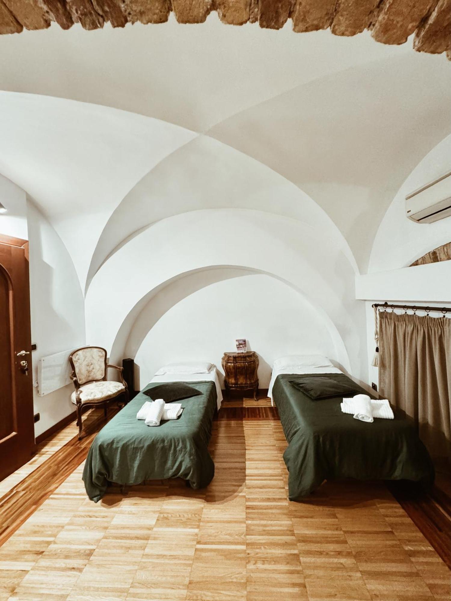 Residenza Tritone Luxury Guest House Trevi Fountain Рим Екстер'єр фото