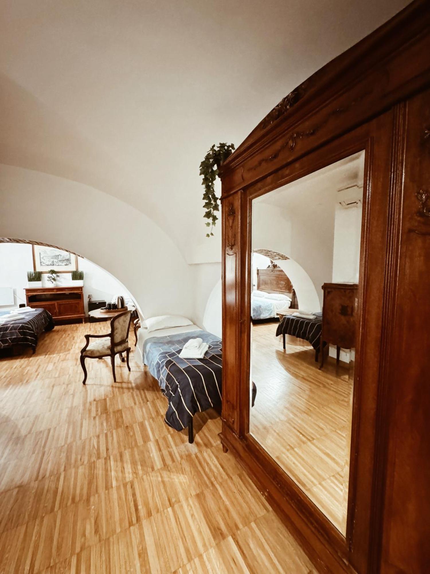 Residenza Tritone Luxury Guest House Trevi Fountain Рим Екстер'єр фото