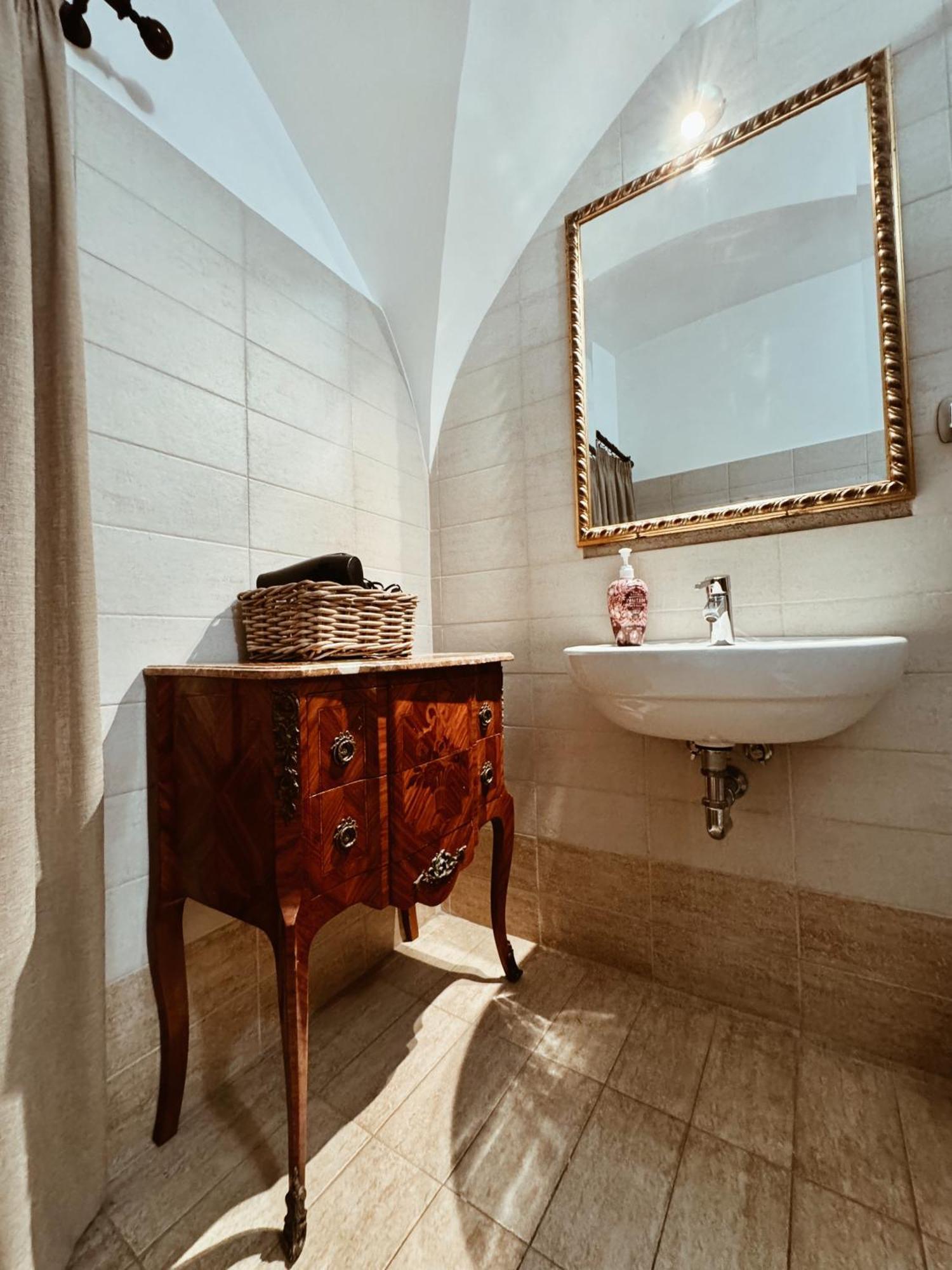 Residenza Tritone Luxury Guest House Trevi Fountain Рим Екстер'єр фото