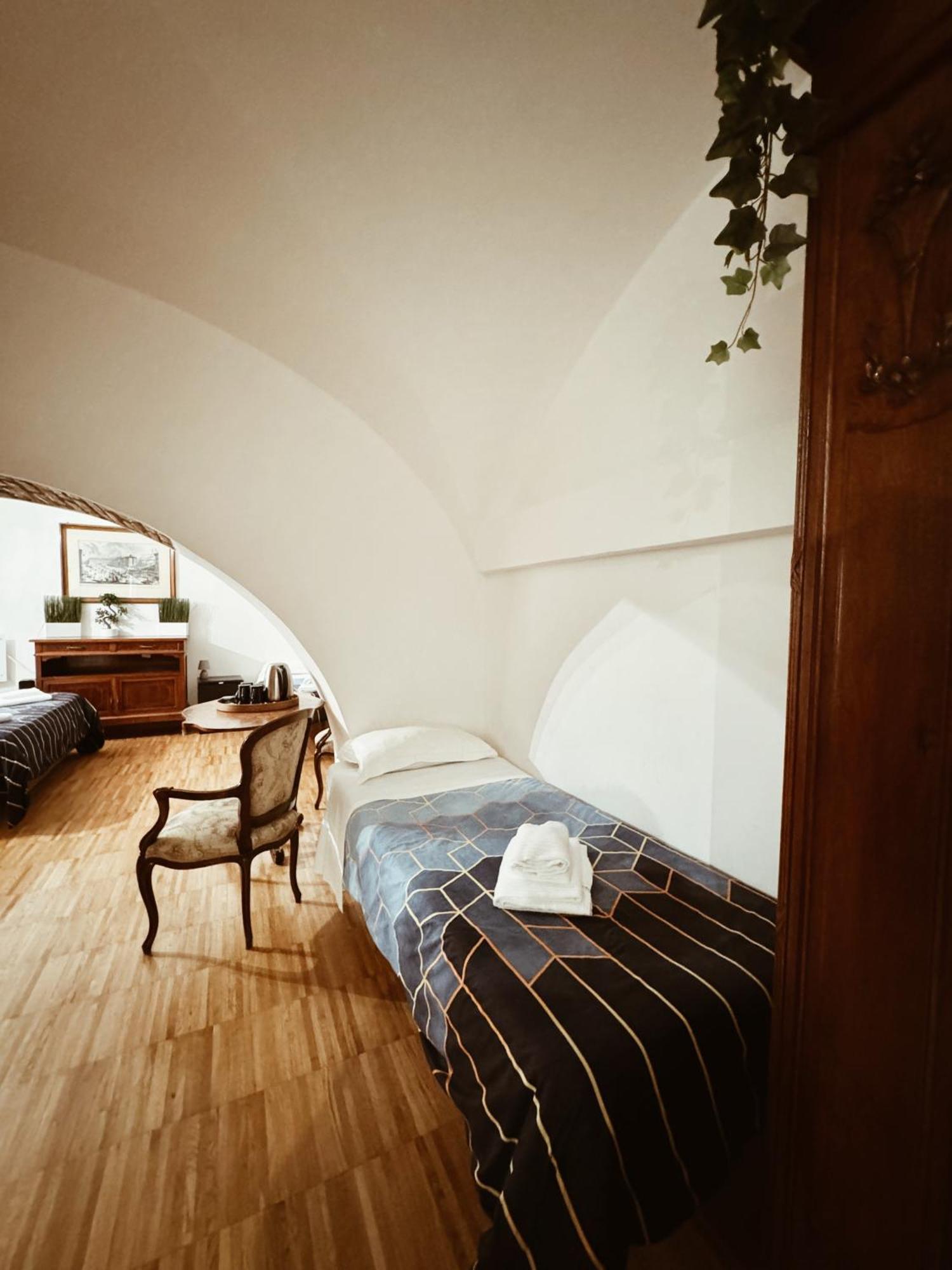 Residenza Tritone Luxury Guest House Trevi Fountain Рим Екстер'єр фото